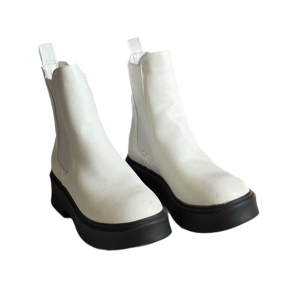 Dolls Kill Snowy Rooftop Gig Chelsea Ankle Boots 6 White Chunky Grunge EUC - Picture 2 of 12